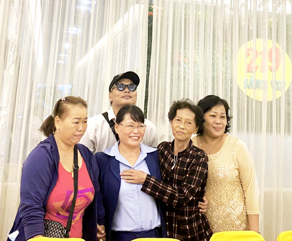 Chị Nguyễn Thị Loan (đứng giữa) bên má và các em ngày đoàn tụ