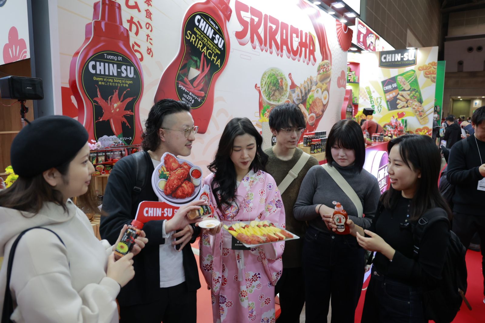 Thực khách Nhật Bản thích thú dùng thử sản phẩm tại Foodex - Ảnh: Masan