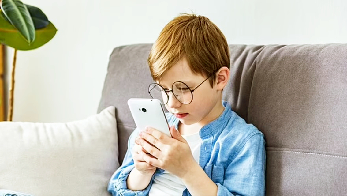 Trẻ dành nhiều thời gian xem điện thoại, máy tính bảng… gặp nguy cơ lớn về thị lực - Ảnh minh họa: Daily Mail