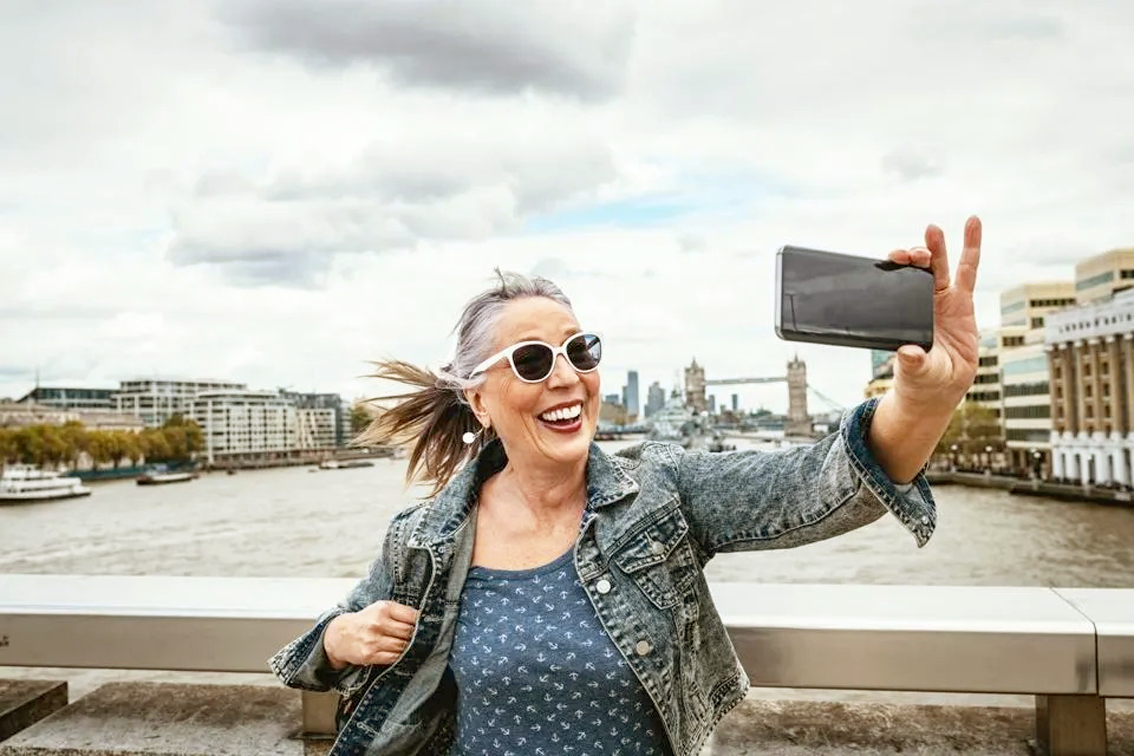 Một du khách nữ tận hưởng chuyến vui chơi ở London, Anh quốc - Nguồn ảnh: Getty Images