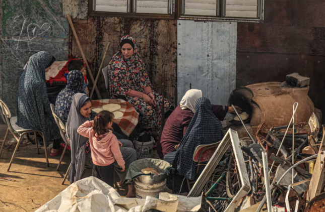 Hầu hết mọi người bị mắc kẹt ở Gaza đều đói, ít được tiếp cận với nước uống sạch, vệ sinh hoặc điện. Ảnh: Said Khatib/AFP/Getty Images