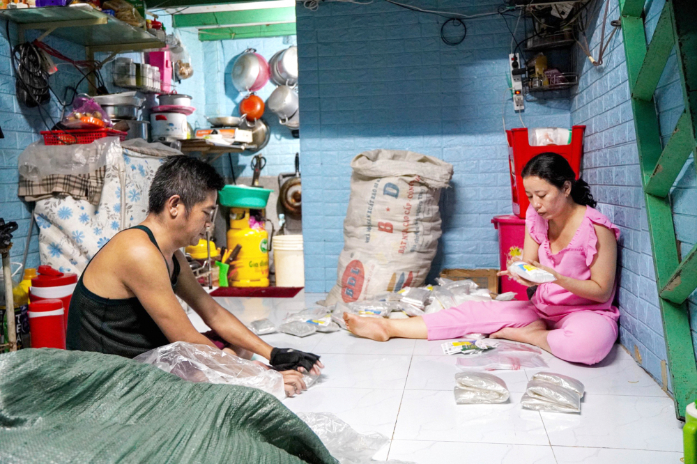 Muôn nỗi lo đè nặng khiến chị Trần Thị Hạnh thường xuyên đau đầu, mất ngủ - Ảnh: Tam Nguyên