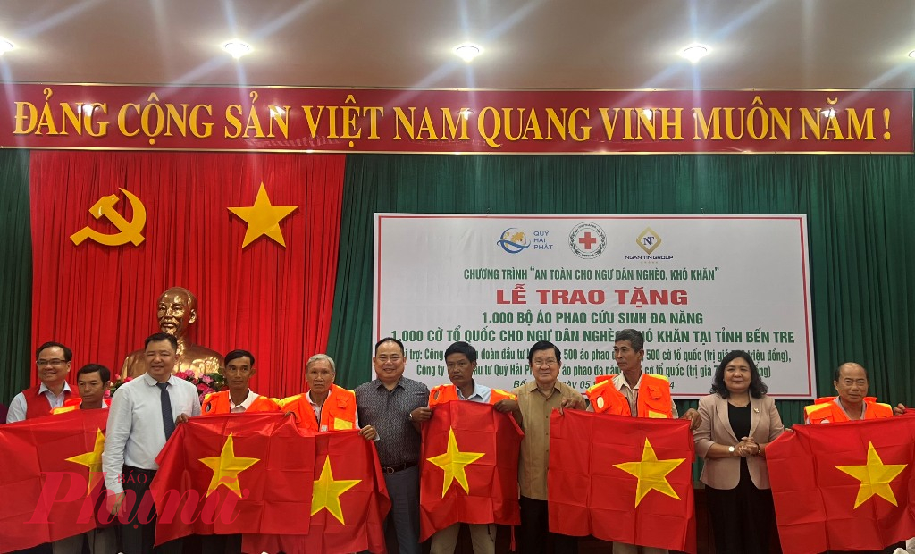 Nguyên Chủ tịch nước Trương Tấn Sang cùng lãnh đạo chính quyền địa phương, đơn vị tài trợ trao phao cứu sinh, cờ Tổ quốc cho ngư dân nghèo, khó khăn tại tỉnh Bến Tre