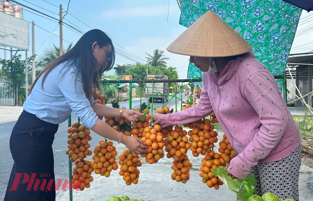 Dọc theo quốc lộ 54, quốc lộ 1 (đoạn gần cầu Cần Thơ, thuộc TX Bình Minh, tỉnh Vĩnh Long), tấp nập cảnh mua bán thanh trà.  giá bán lẻ mỗi kg thanh trà ngọt hiện dao động từ 180.000-190.000 đồng; thanh trà chua, giá bán lẻ từ 60.000-70.000 đồng/kg (tùy loại). Còn thanh trà bán tại vườn được thương lái đến tận nơi hái và thu mua thấp hơn từ vài chục ngàn đồng so với giá bán lẻ.