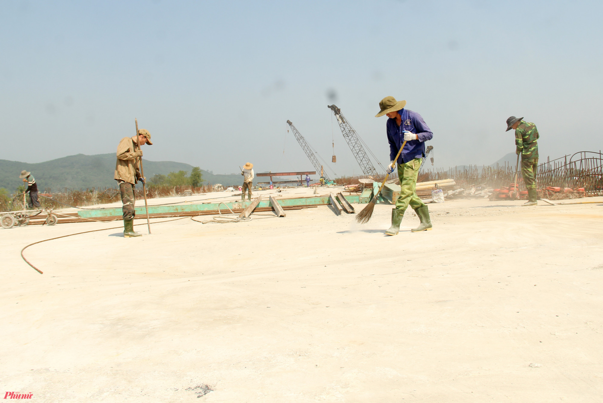 Ngoài tập trung thi công ở các điểm đấu nối còn lại, công nhân của các công ty thi công cầu Hưng Đức cũng đang tập trung dọn dẹp mặt cầu để chuẩn bị triển khai các công đoạn tiếp theo.