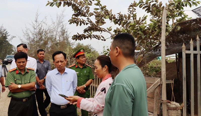 Đoàn công tác nghe một hộ dân giải thích tại sao không bàn giao mặt bằng cho đơn vị thi công tuyến đê biển Bạc Liêu