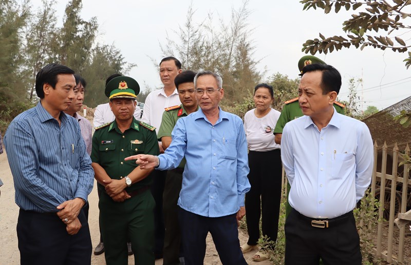 Ông Lữ Văn Hùng - Bí thư Tỉnh ủy Bạc Liêu (thứ hai từ phải vào), chỉ đạo ngành chức năng phải bồi thường cho người dân như lời hứa và trong tháng 3/2024 phải bàn giao mặt bằng toàn tuyến đê biển Bạc Liêu. 