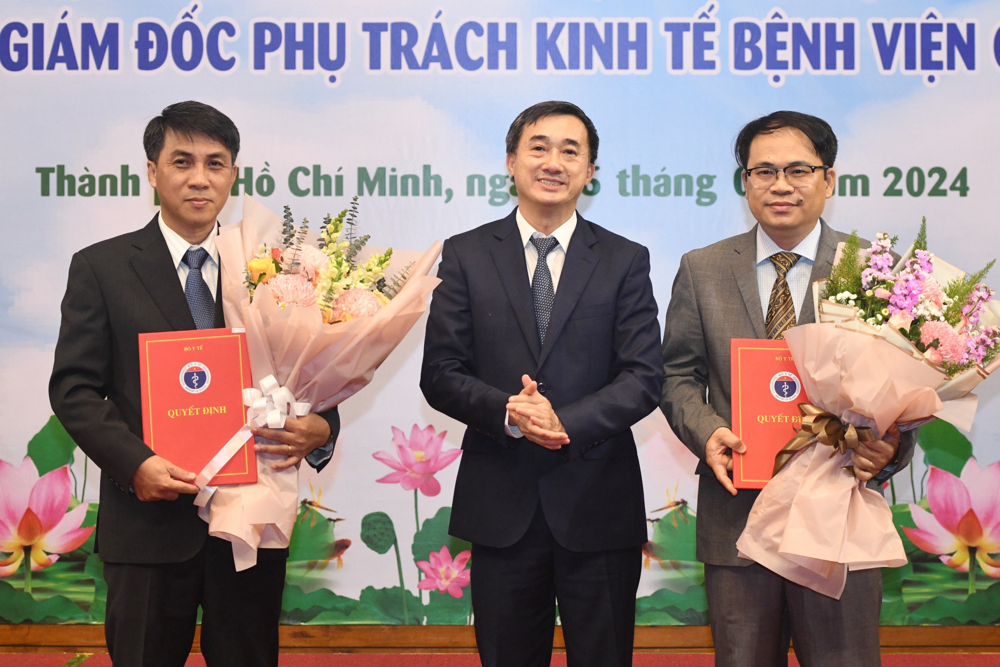 Ông Trần Văn Thuấn (giữa) - Thứ trưởng Bộ Y tế chúc mừng bác sĩ Phạm Thanh Việt (bìa trái) và dược sĩ Nguyễn Quốc Bình