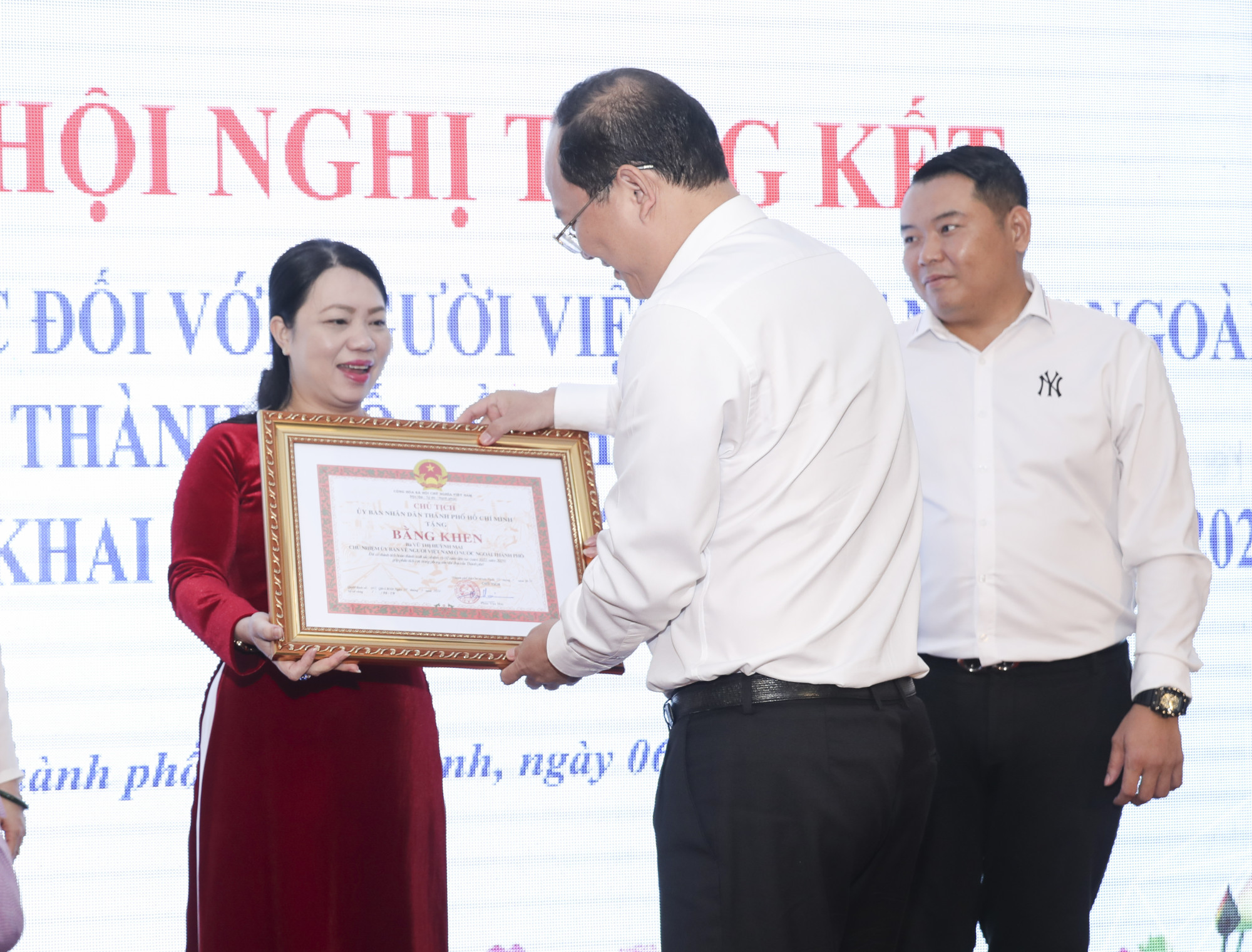 Phó Bí thư Thường trực Thành ủy TPHCM Nguyễn Hồ Hải trao tặng bằng khen của UBND TPHCM đến bà Vũ Thị Huỳnh Mai - Chủ nhiệm UBVNVNONN TPHCM vì những thành tích xuất sắc trong công tác 