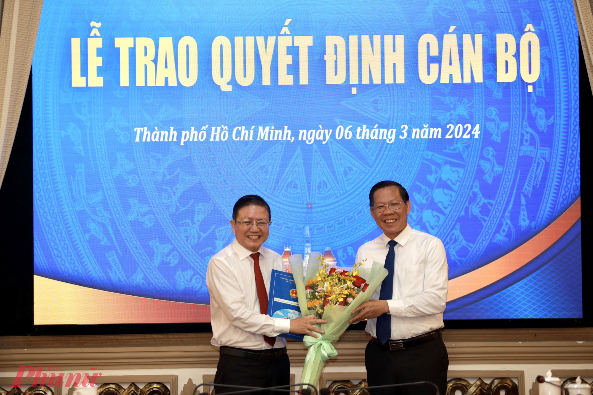 Chủ tịch UBND TPHCM Phan Văn Mãi (phải) trao quyết định cán bộ cho ông Nguyễn Bắc Nam. 