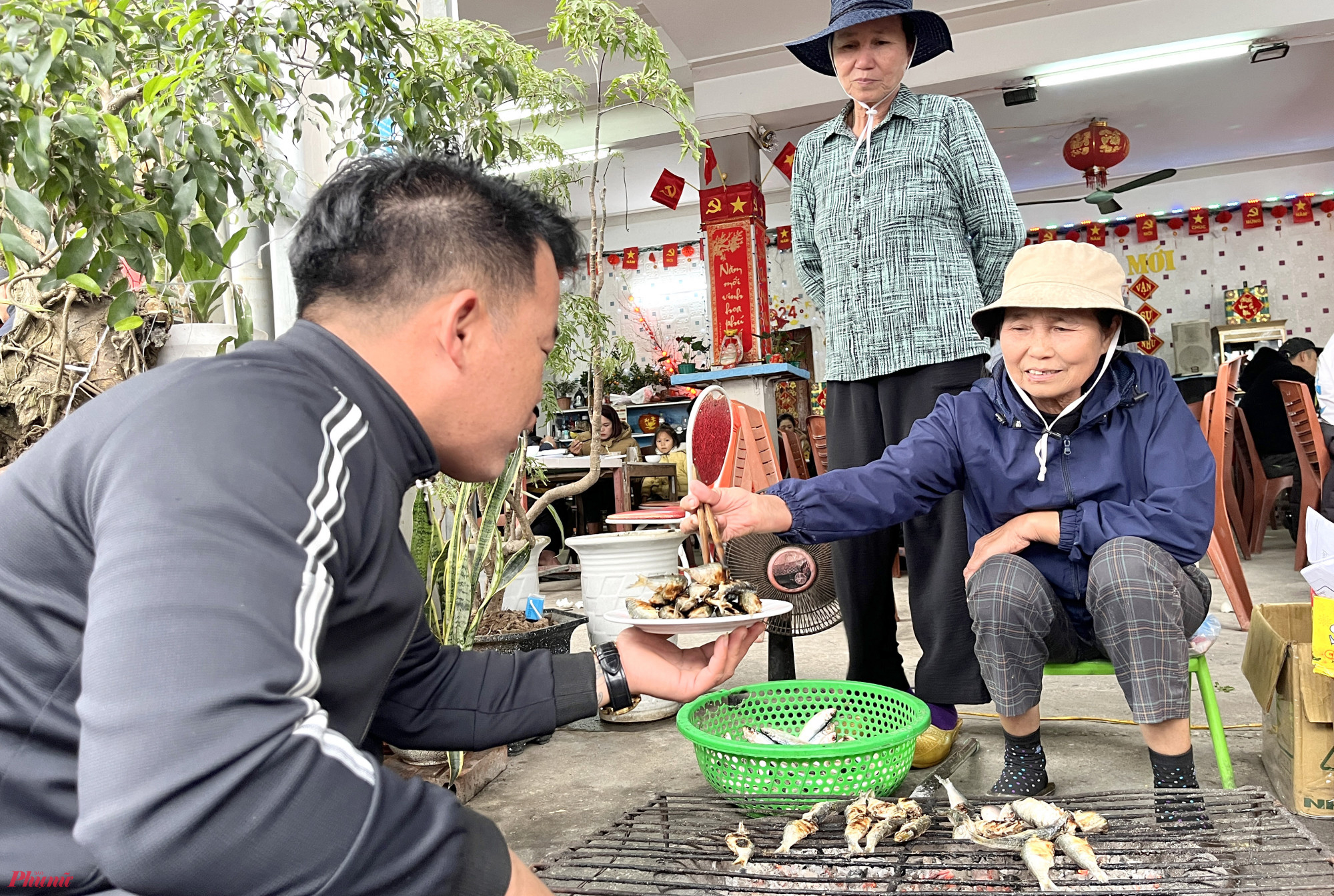 Không chỉ sở hữu cảnh quan đẹp, mang đậm dấu vết lịch sử, nhiều sự tích kỳ bí, du khách khi đến đền Cờn còn được thưởng thức cá nướng, đặc sản của vùng biển Hoàng Mai. Tại các ngả đường ra vào đền, người dân luôn bày sẵn các bếp than nướng cá trích, cá thu, cá ngứa, cá hồng... Đặc biệt là món cá trích nướng. 