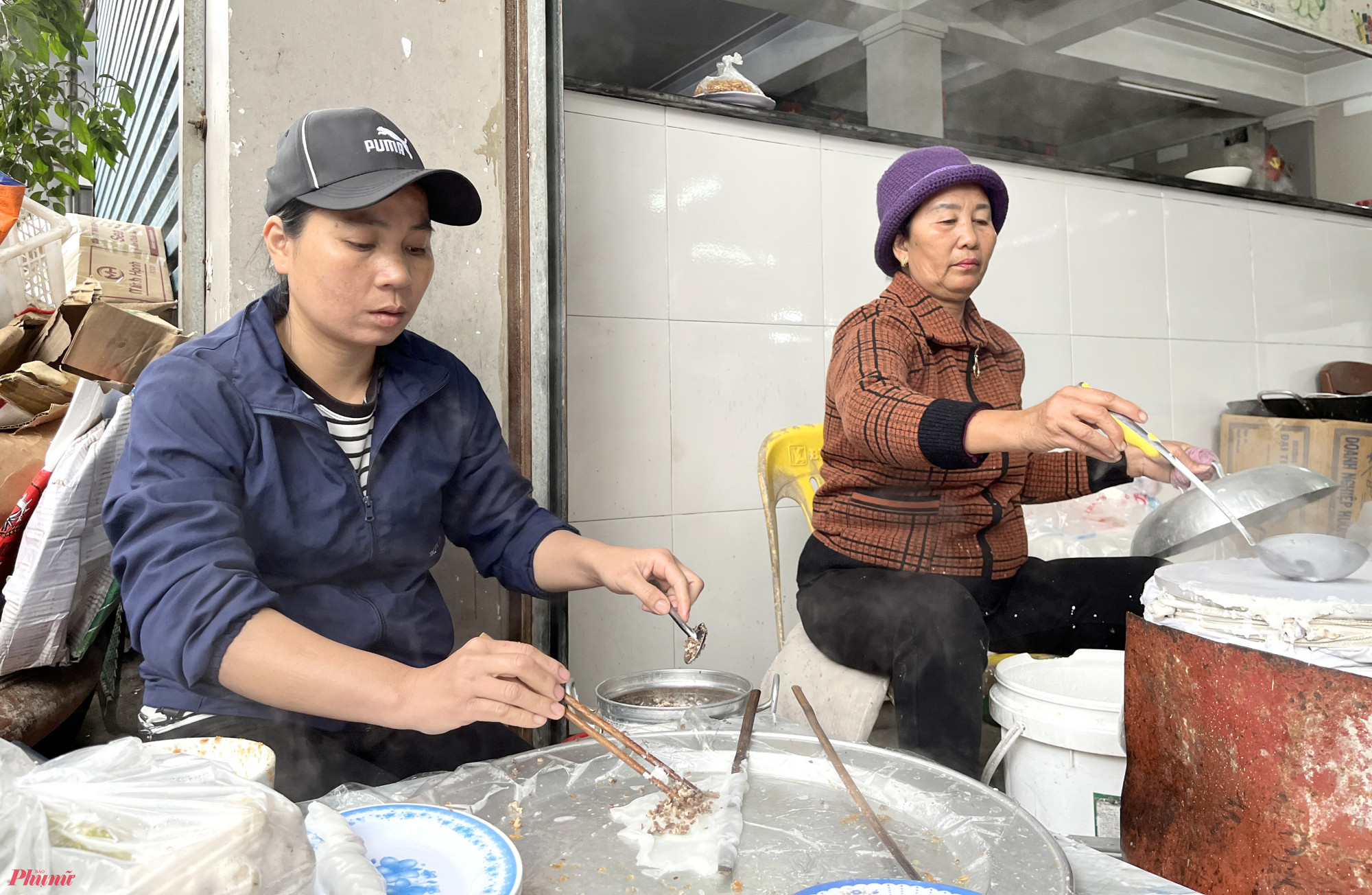 Ngoài bánh mướt cuốn cá trích, du khách còn có thể ăn bánh mướt cuốn thịt. Món ăn khá phổ biến ở Nghệ An.