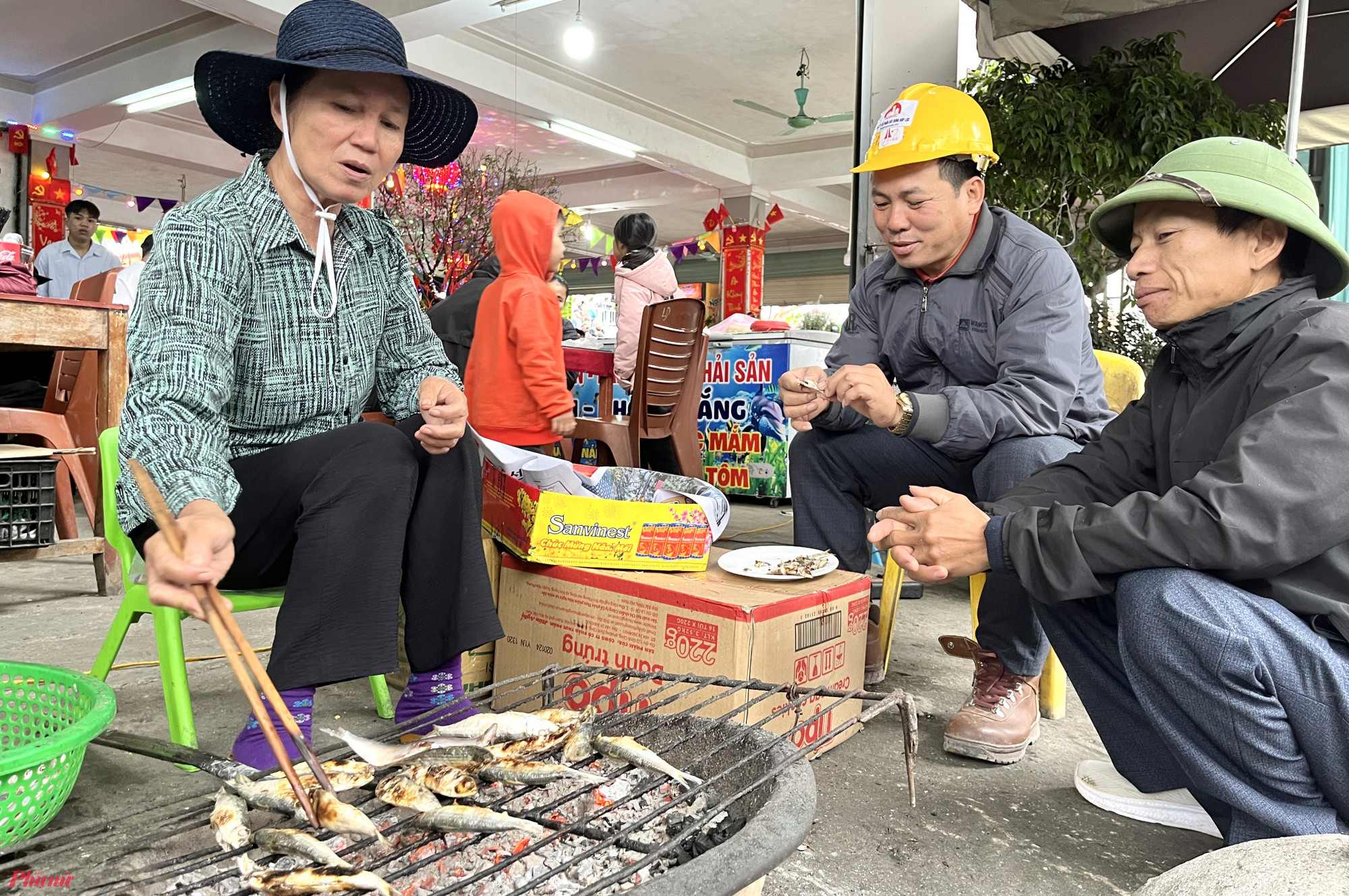 Bà Nguyễn Thị Xuân, một người có thâm niên nướng cá trích gần 10 năm ở đền Cờn cho biết, dịp đầu năm nay, lượng khách về đền Cờn đông, trung bình mỗi ngày bà nướng trên dưới 100kg cá trích để phục vụ du khách. “Có nhiều hôm khách ngồi quây chật kín bên bếp, nướng xong con nào khách ăn ngay tại chỗ. Thường thì dịp này mới đông vậy thôi, còn ngày thường tôi cũng chỉ nướng 10 - 15kg” - bà Xuân nói.