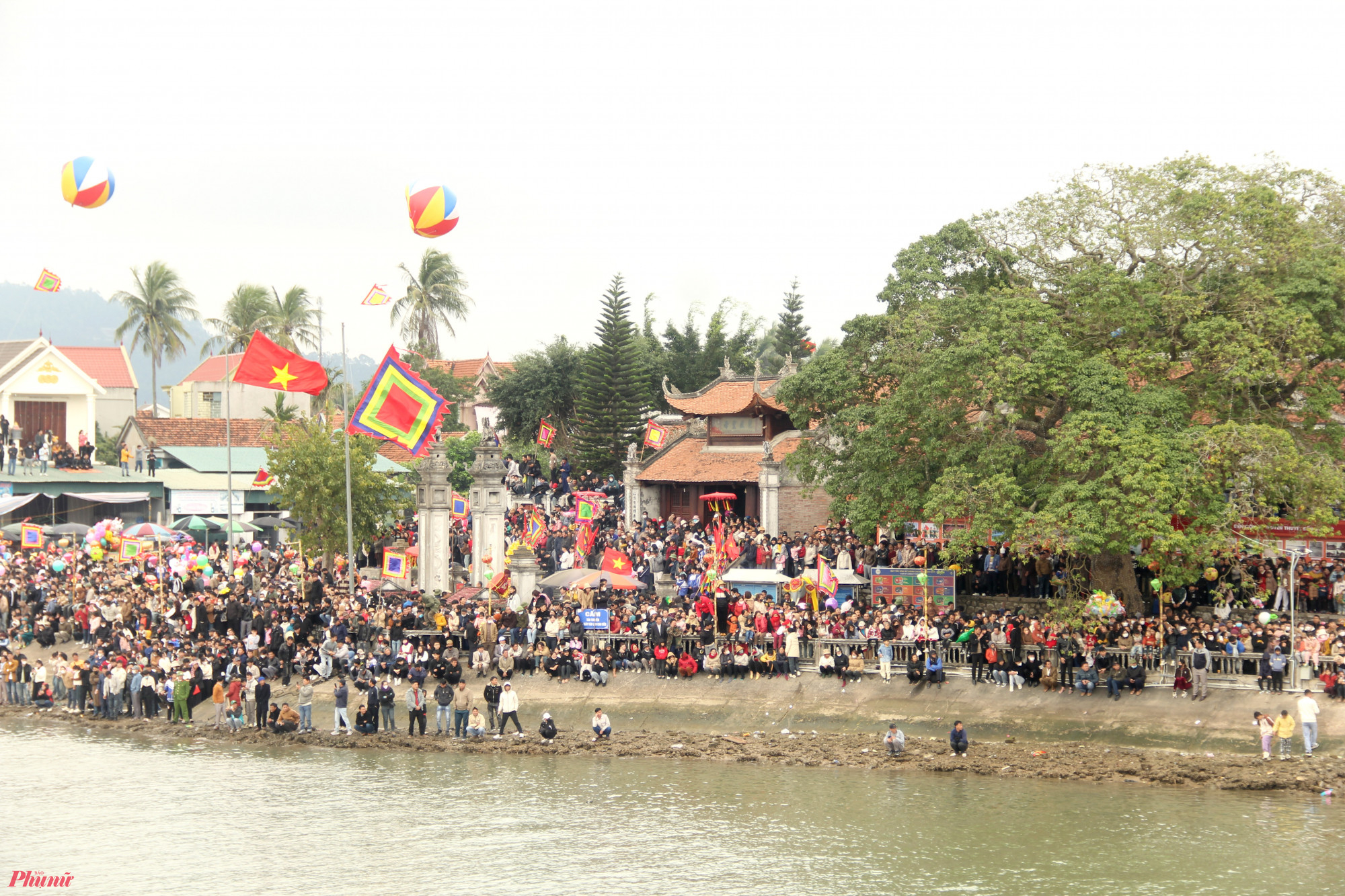 Đền Cờn (xã Quỳnh Phương, thị xã Hoàng Mai) nằm cách thành phố Vinh 80km về phía Bắc, Hà Nội khoảng 220km về phía Nam. Đây là một địa điềm du lịch văn hóa tâm linh quan trọng, thu hút đông đảo người dân xứ Nghệ và du khách thập phương hằng năm.