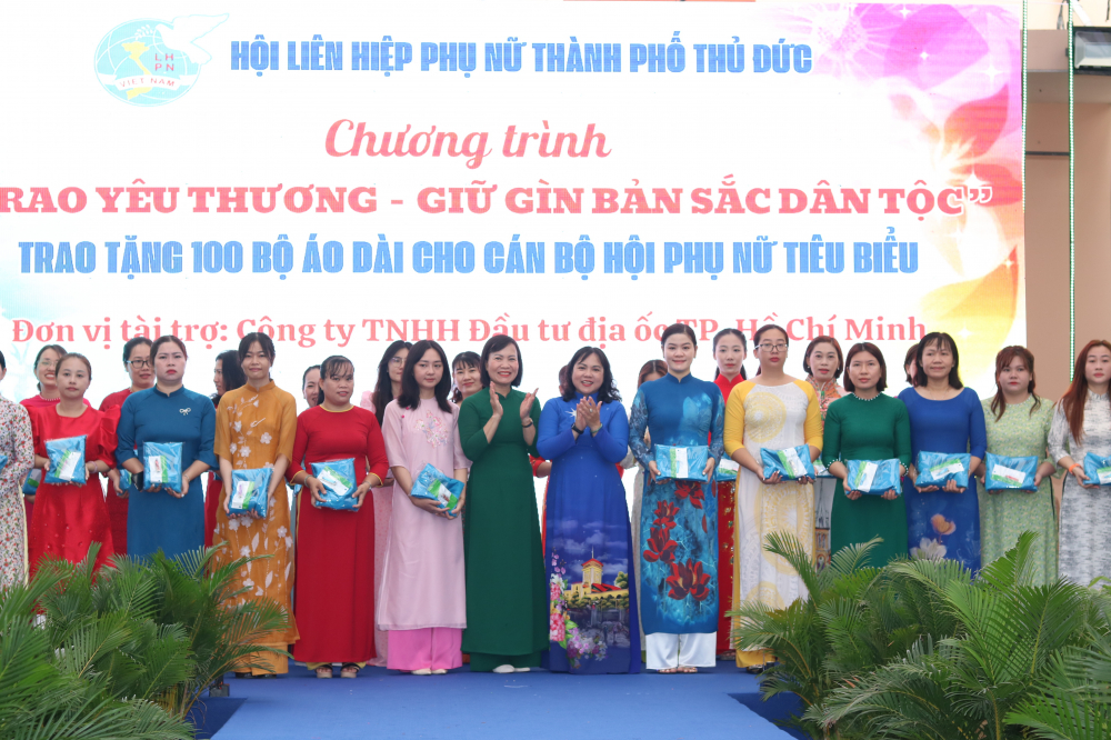 Nhân hội thi, công ty TNHH Đầu tư địa ốc TPHCM trao tăg5 100 ộ áo dài cho cán bộ hội.