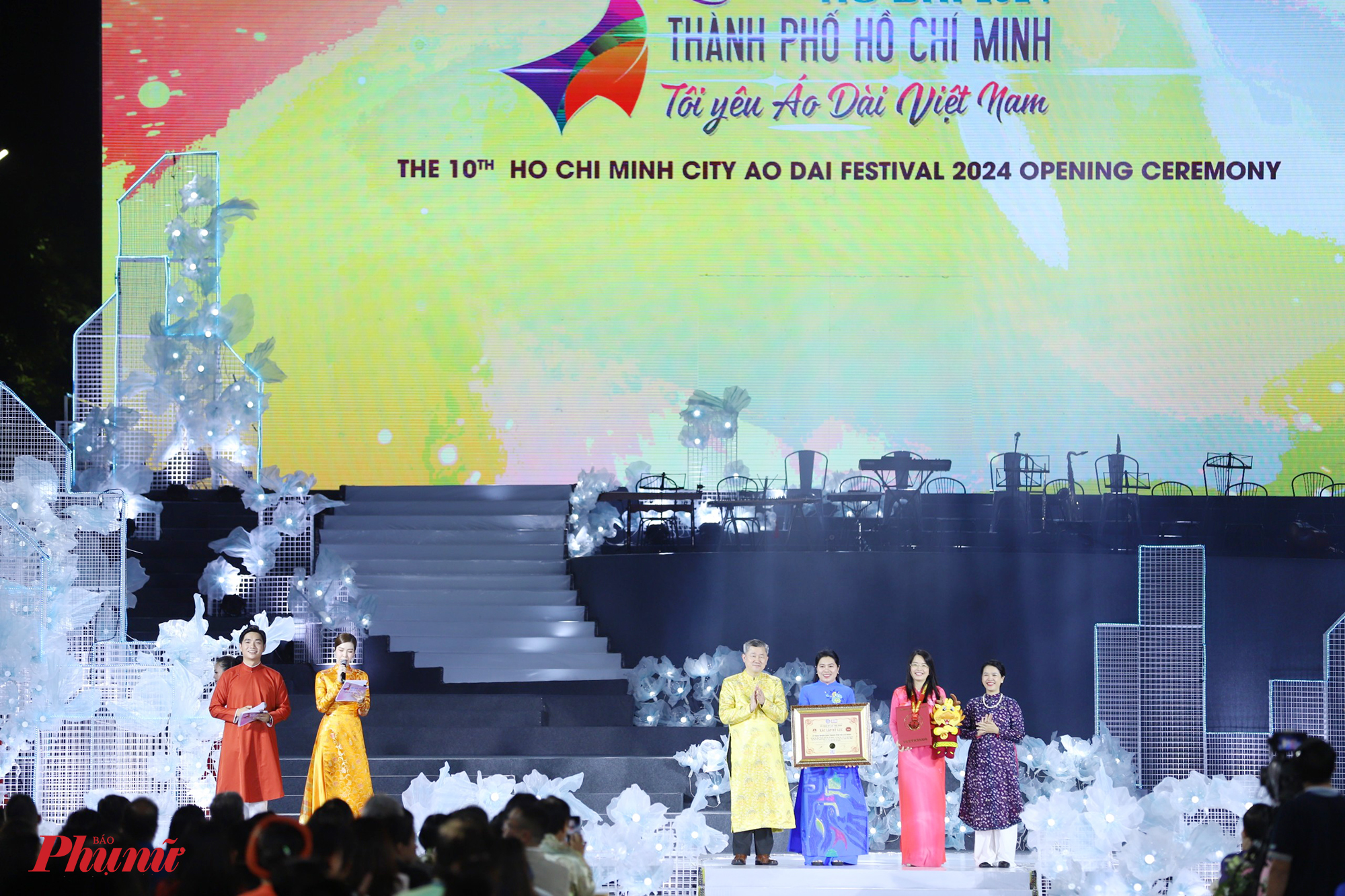 Cũng trong tối 7/3, Tổ chức Kỷ lục Việt Nam VietKings trao bằng xác lập kỷ lục Việt Nam cho Lễ hội Áo dài TPHCM - Lễ hội tôn vinh và quảng bá áo dài Việt Nam được tổ chức thường niên liên tục nhiều lần nhất (10 lần từ năm 2014 đến năm 2024).