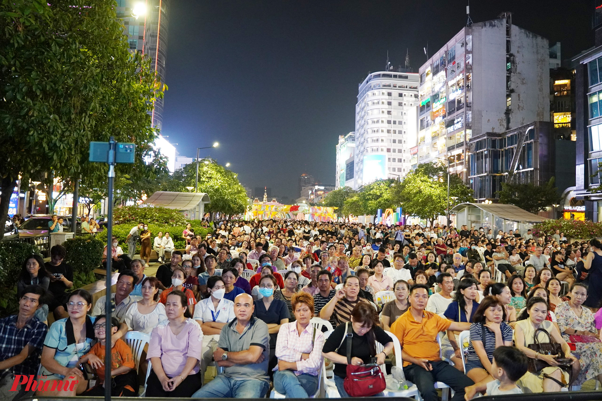 Hàng ngàn người dân có mặt tại đường đi bộ Nguyễn Huệ để theo dõi chương trình khai mạc lễ hội.