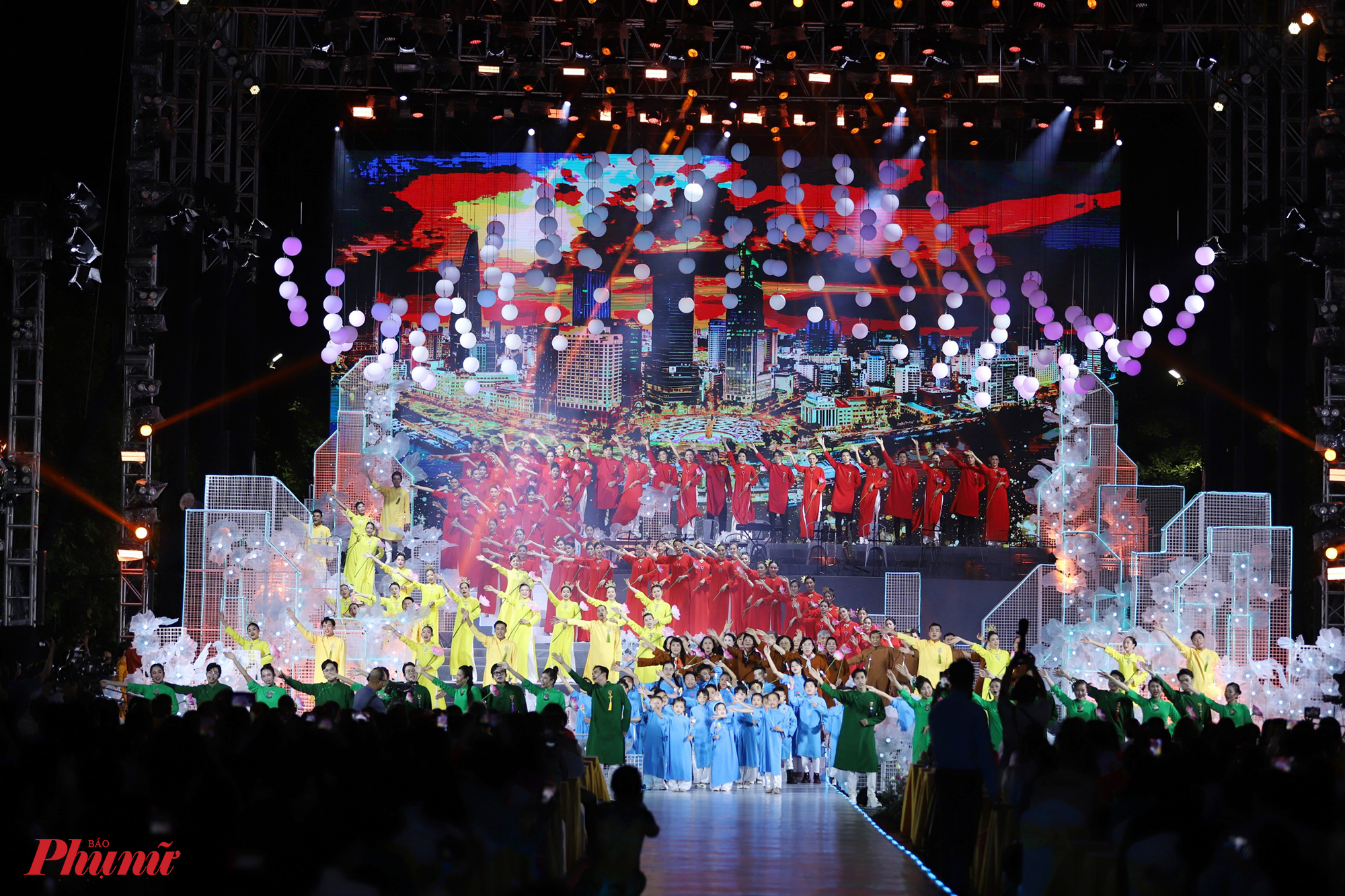 Sân khấu chính của lễ hội lấy ý tưởng từ quá trình chuyển đổi số của TPHCM. Mở màn là phần đồng diễn áo dài đầy màu sắc của nhiều đối tượng: thiếu nhi, cụ già, các người mẫu chuyên nghiệp.