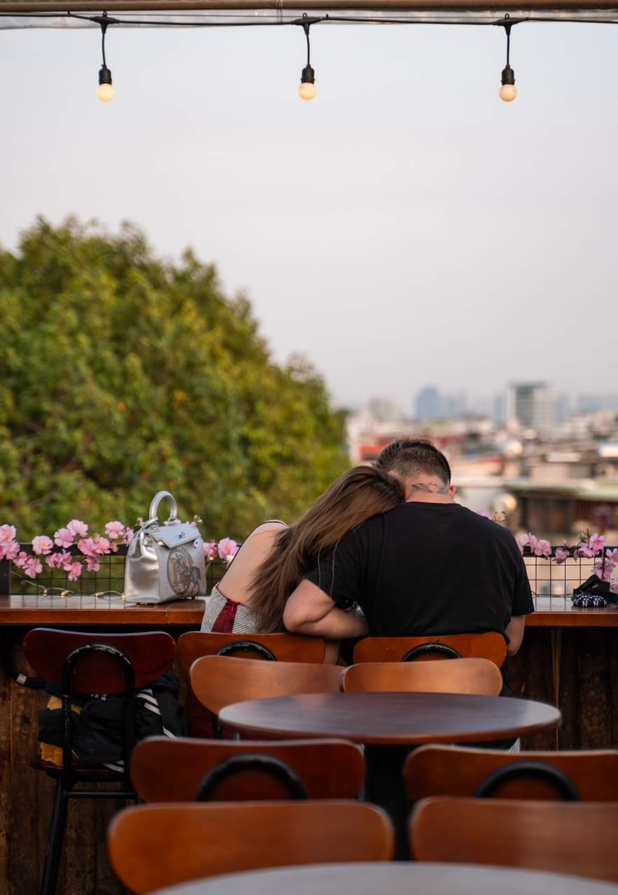 Là một trong những địa điểm Check-in yêu thích của giới trẻ, Hẹn Rooftop là nơi bạn có thể đến cùng người ấy để cùng nhau ngắm hoàng hôn, thưởng thức Cocktail và có thể săn view máy bay cực xịn.