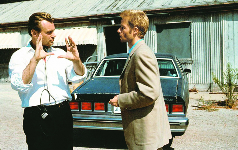 Đạo diễn Christopher Nolan (trái) trên phim trường