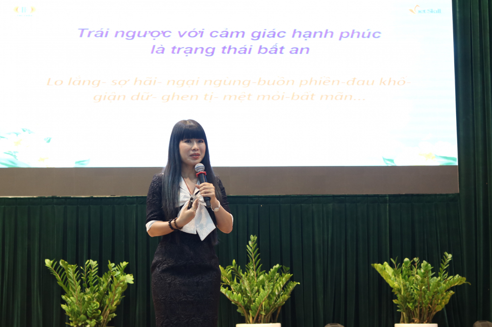 Diễn gia, MC Thi Thảo nói với chị em về hah5 phúc và cách để hạnh phúc. 