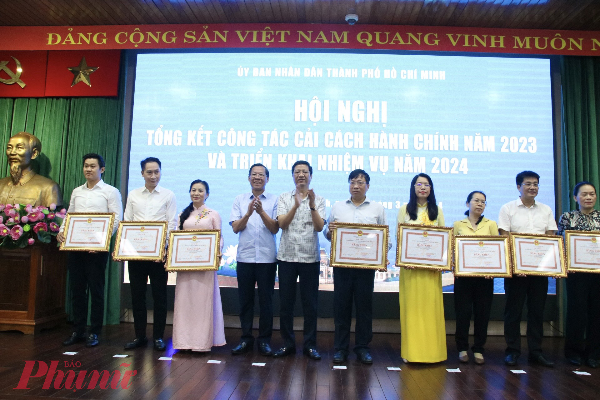 Chủ tịch UBND TPHCM Phan Văn Mãi trao bằng khen cho các đơn vị đạt thành tích tốt trong công tác cải cách hành chính năm 2023