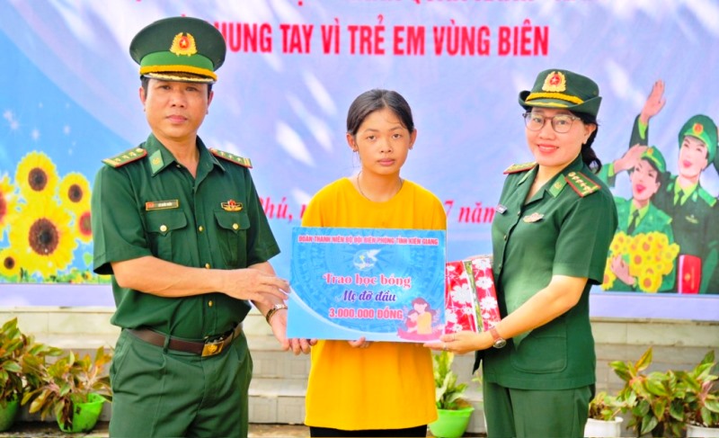 Trao học sinh bổng cho học sinh biên giới Giang Thành - hoàn cảnh khó khăn