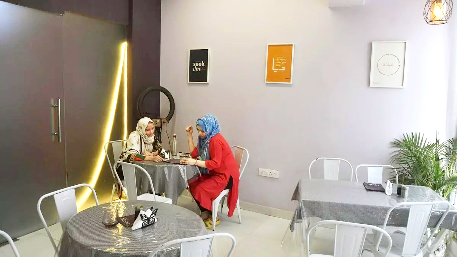 Bên trong Sheeru - quán cà phê chỉ dành cho phụ nữ - ở New Delhi - ẢNH: FRONTLINE/SUSHIL KUMAR VERMA
