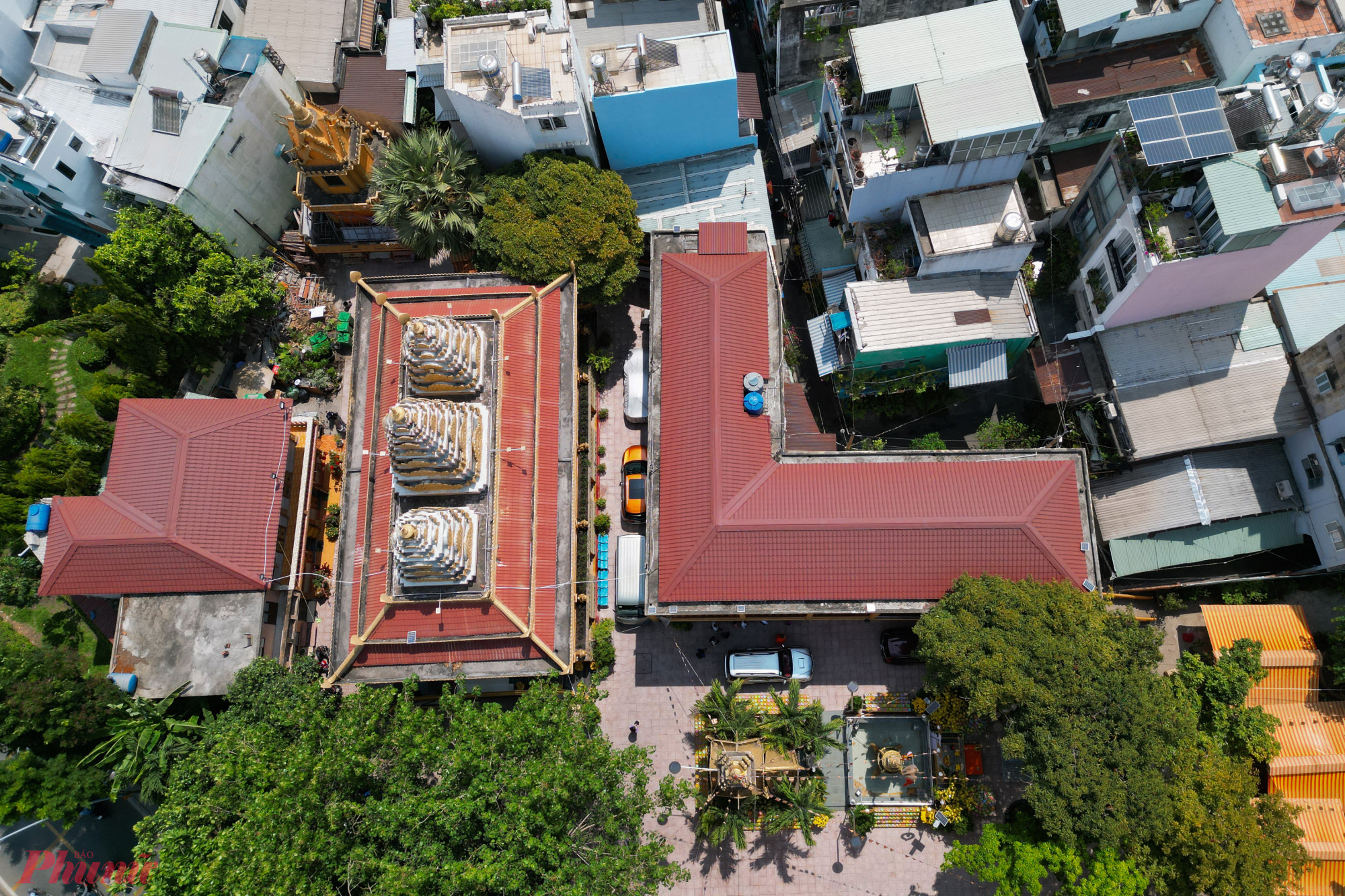 Chùa Chantarangsay là ngôi chùa Khmer đầu tiên ở TPHCM, chùa nằm bên bờ kênh Nhiêu Lộc - Thị Nghè, quận 3, được xây dựng năm 1946