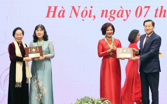 Phó thủ tướng Lê Minh Khái (bìa phải) trao giải cho phó giáo sư Đào Việt Hà và nguyên Chủ tịch nước Nguyễn Thị Doan, Chủ tịch Uỷ ban Giải thưởng Kovalevskaia Việt Nam (bìa trái) trao cho giáo sư Hoàng Thị Thái Hoà. Ảnh: VGP