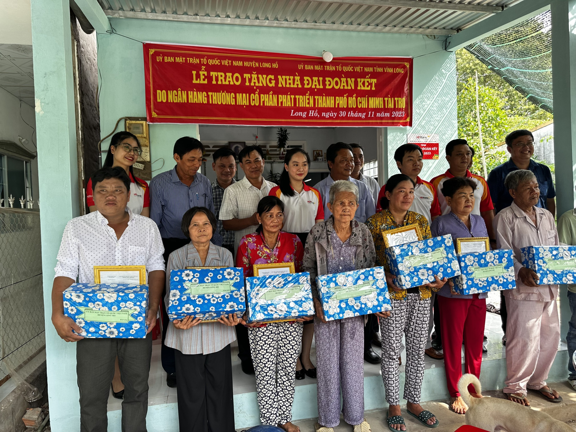 Tại huyện Long Hồ, tỉnh Vĩnh Long, HDBank đã trao tặng 8 căn nhà đại đoàn kết cho hộ nghèo, hộ cận nghèo trên địa bàn huyện - Ảnh: HDBank