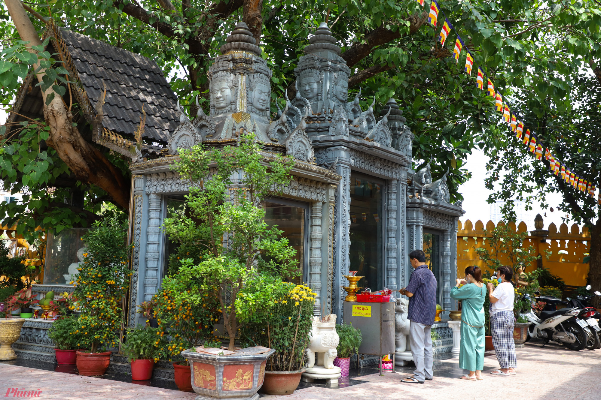 Người dân thường tìm đến ngôi chùa Khmer để tìm sự yên bình mỗi buổi chiều.