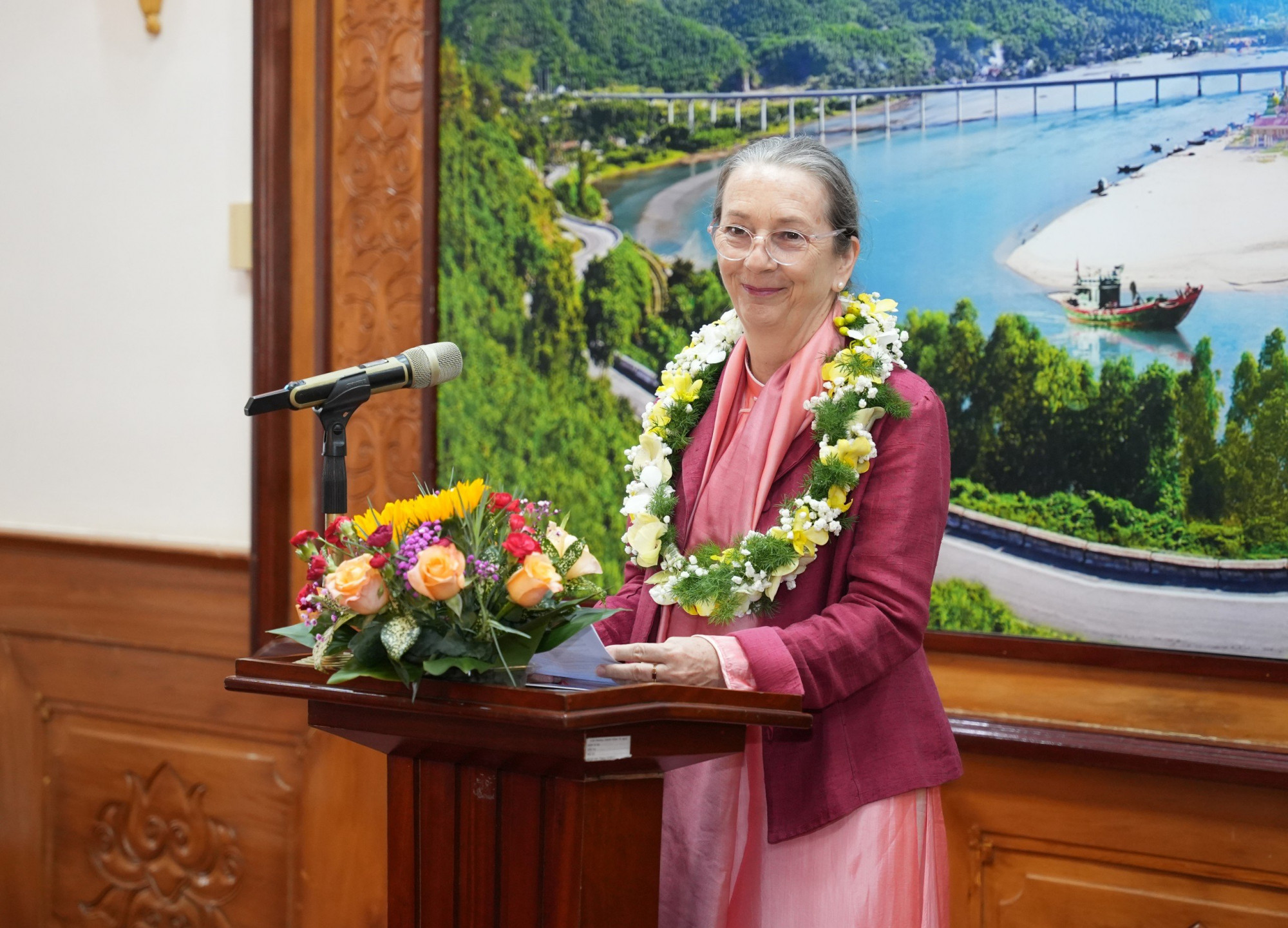 Bà Andrea Teufel không chỉ là chuyên trong công tác bảo tồn, phục hồi di sản bà còn góp phần lan tỏa ào dài Việt 