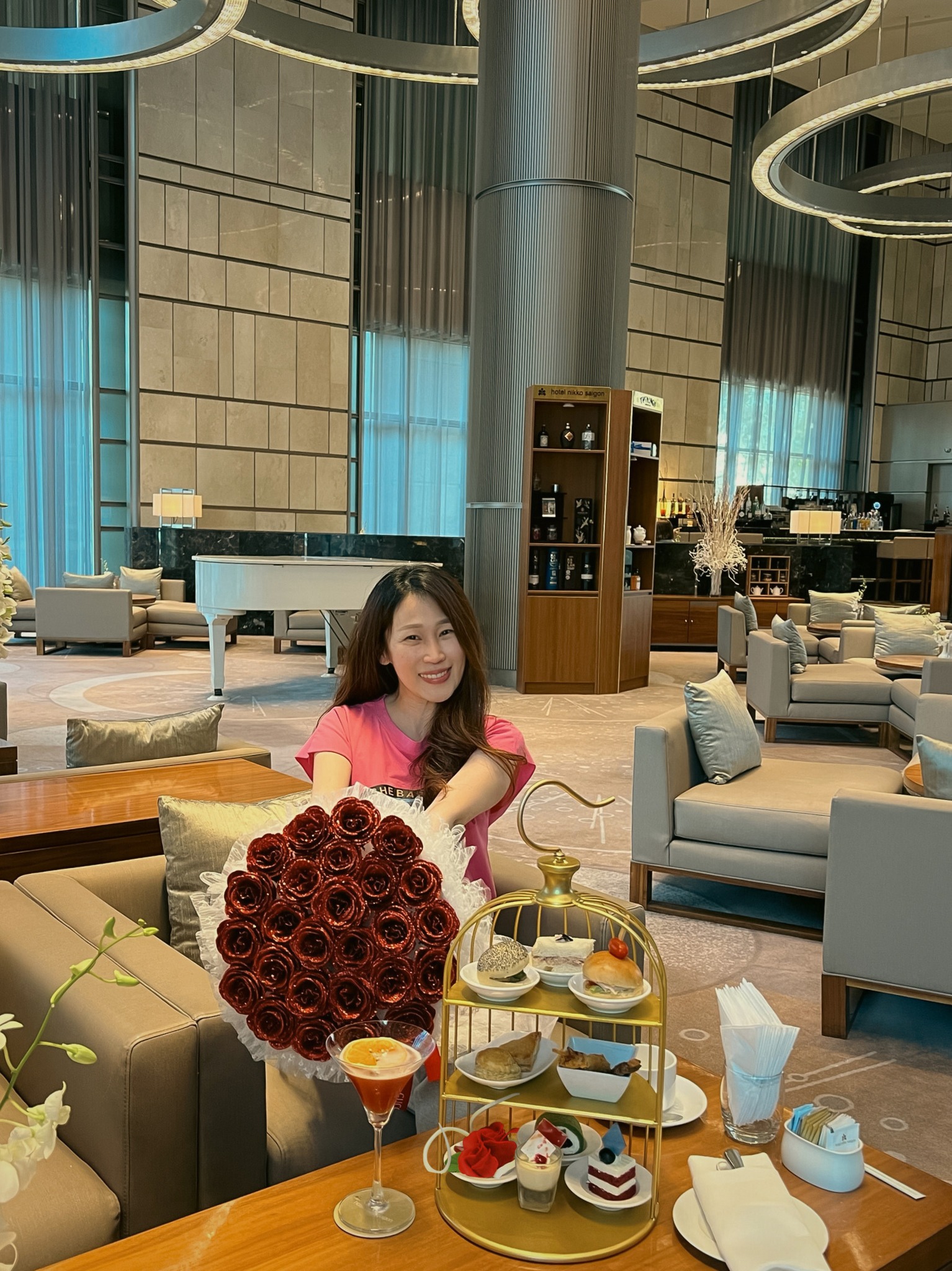 Thưởng thức Trà Chiều tinh tế, dành riêng cho tuần lễ mừng ngày Quốc Tế Phụ Nữ tại The Lounge. Mỗi set trà đều bao gồm các loại bánh ngọt và món mặn được ưa chuộng nhất, phục vụ cùng trà hoặc cà phê.