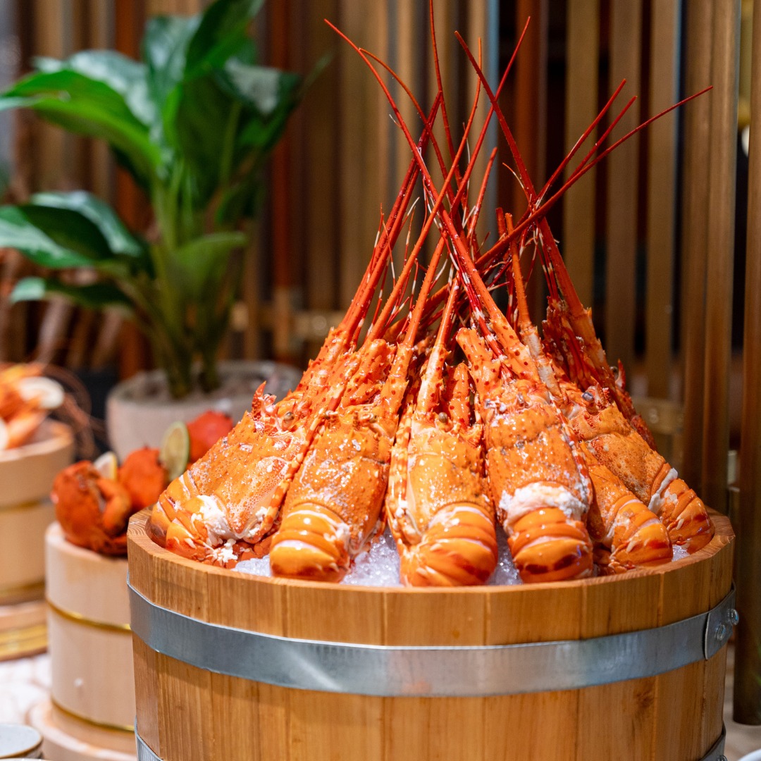 Vào tối ngày 8/3, một số nhà hàng phục vụ tiệc buffet dành riêng cho phái nữ với những trải nghiệm như hải sản cap cấp, rượu vang cao cấp, tặng hoa hồng, tặng quà... 