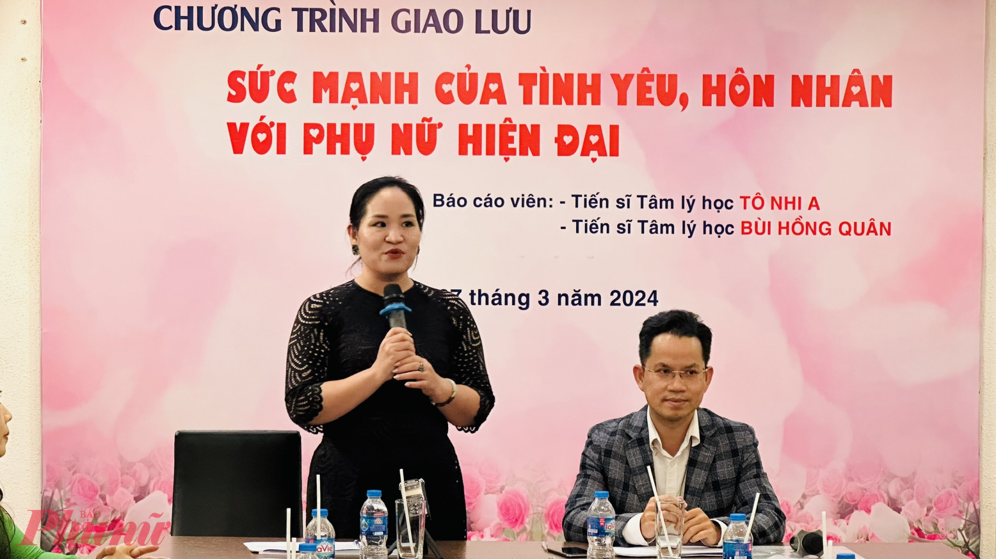 Tiến sĩ Tâm lý học Tô Nhi A dẫn dắt chương trình giao lưu với chủ đề “Sức mạnh của tình yêu - Hôn nhân với phụ nữ hiện đại”.