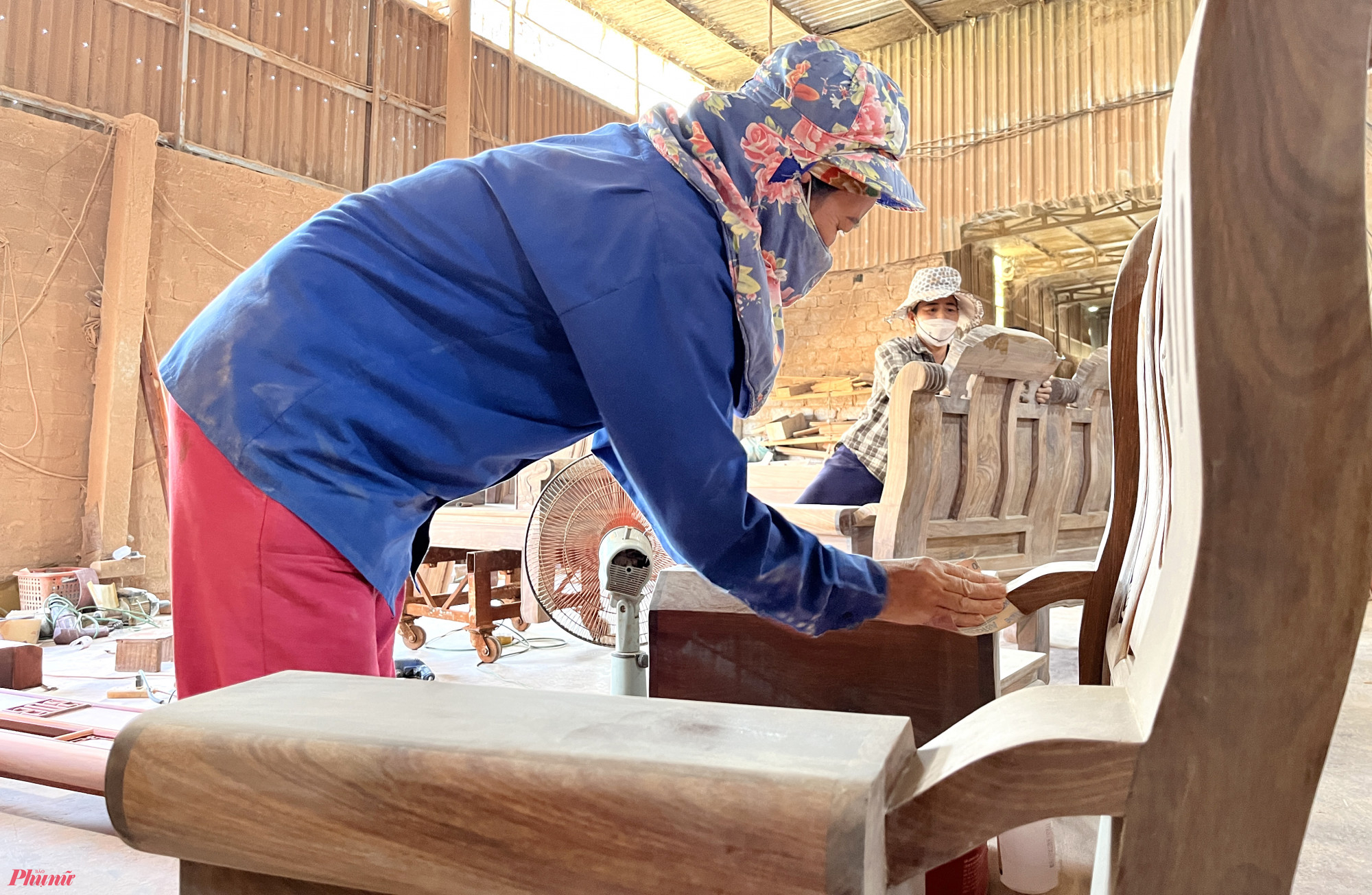 Bà Vũ Thị Thuý (50 tuổi, trú xã Quỳnh Hưng) cho biết, công việc chà nhám là một trong những khâu quan trọng trong sản xuất đồ gỗ nội thất. Để các sản phẩm được đẹp mắt, tinh xảo thì trải qua quy trình chà nhám cẩn thận và kĩ lưỡng. 