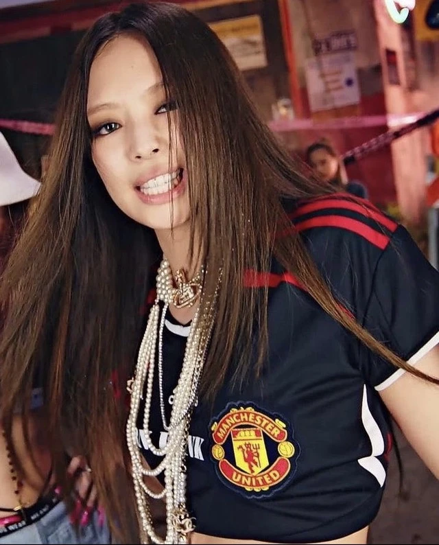 Đánh dấu cho sự bùng nổ của xu hướng này phải nhắc đến khoảnh khắc Jennie diện chiếc áo đá banh của Manchester United trong MV Pink Venom.