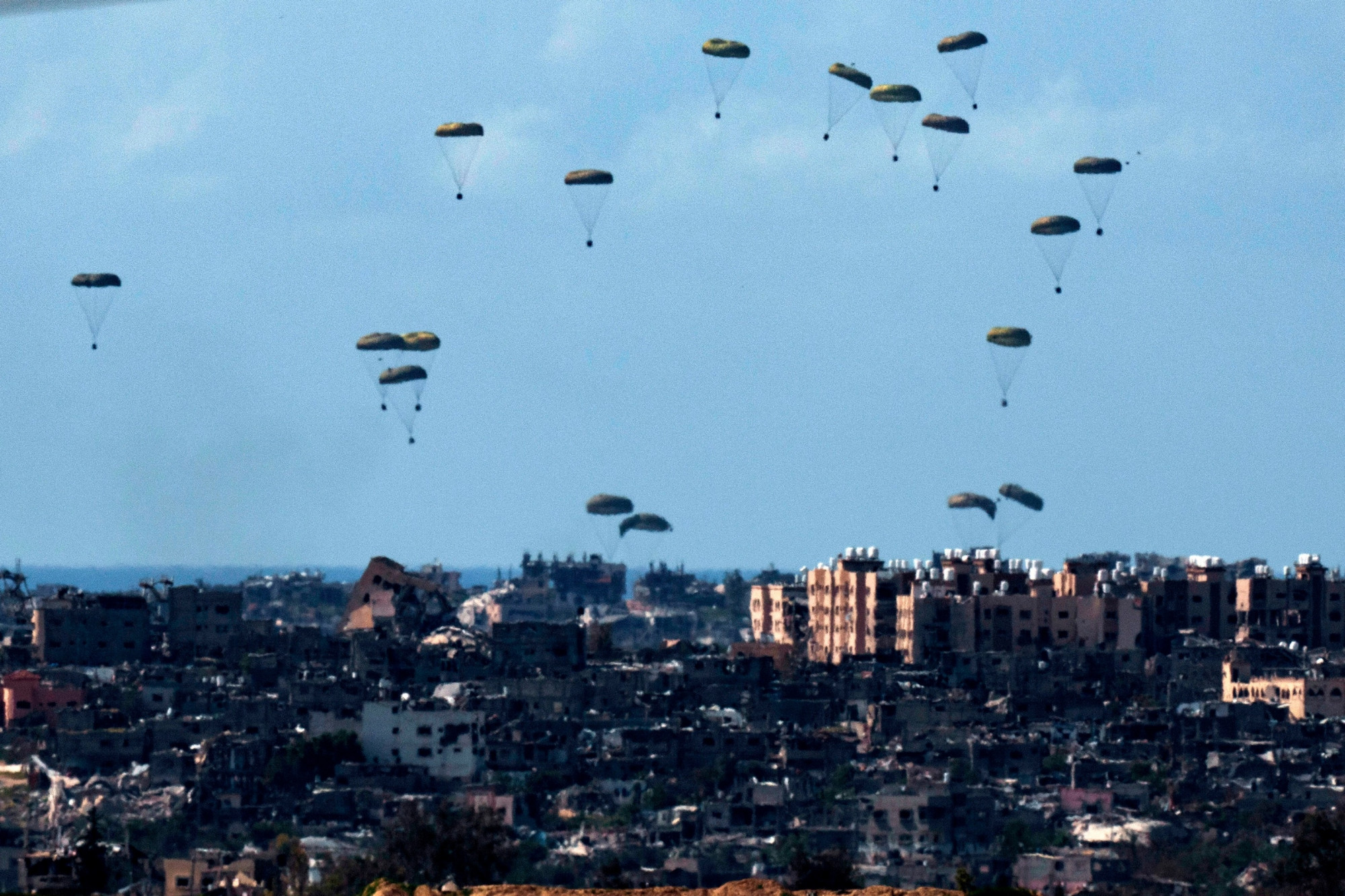 Những gói hàng được thả từ trên cao xuống cho người dân ở Gaza.