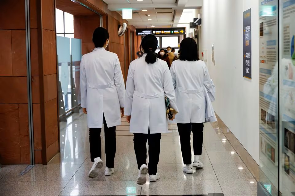 Các nhân viên y tế trẻ tại Bệnh viện Severance ở Seoul, Hàn Quốc, ngày 21/2/2024 - Ảnh: REUTERS/Kim Soo-hyeon