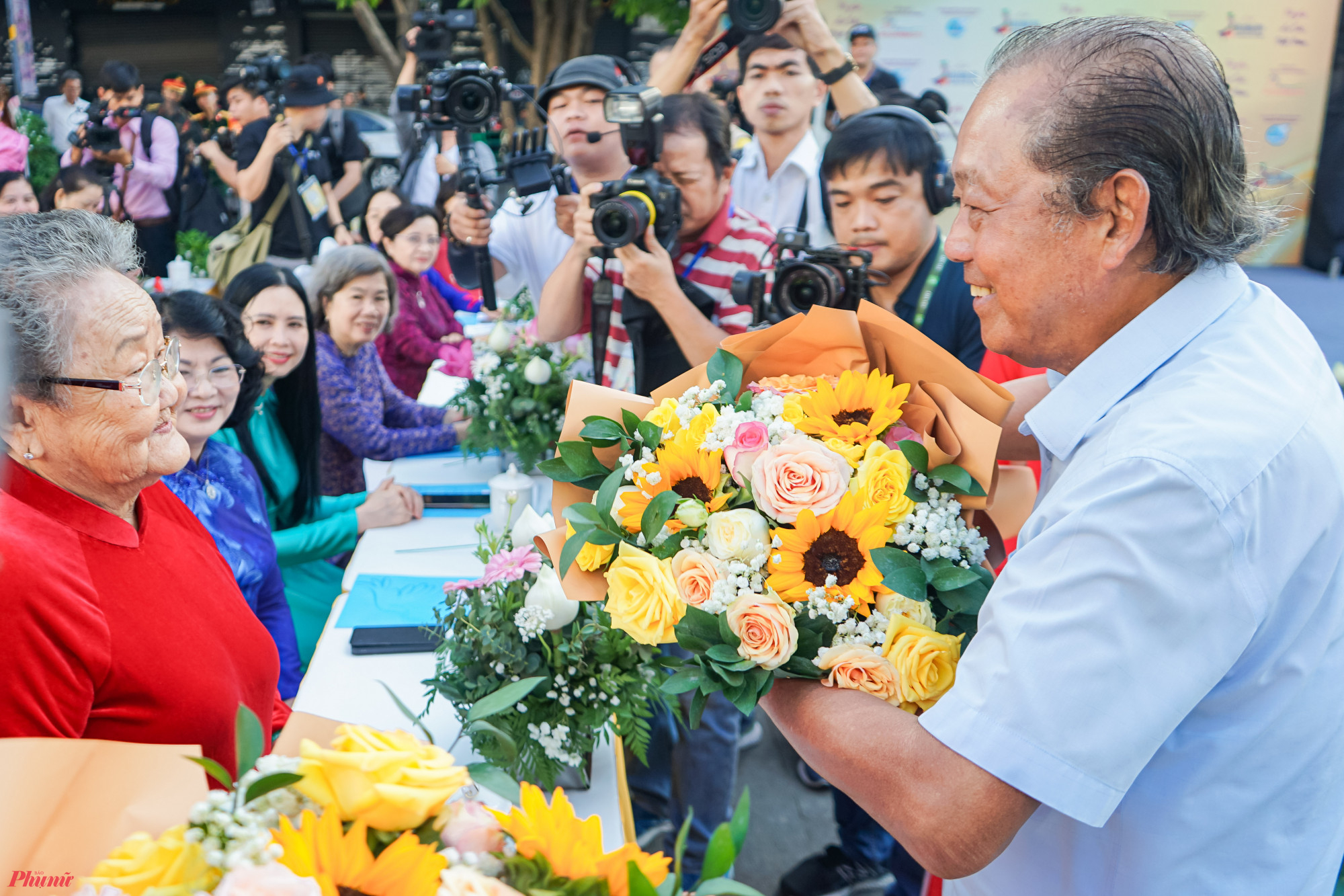 Đặc biệt, chương trình diễu hành năm nay còn có sự tham dự của đại sứ áo dài là hoa hậu, văn nghệ sĩ nổi tiếng cùng các mẹ Việt Nam anh hùng, các nữ huấn luyện viên và vận động viên tiêu biểu cùng một số đại biểu các quận huyện về tham dự.