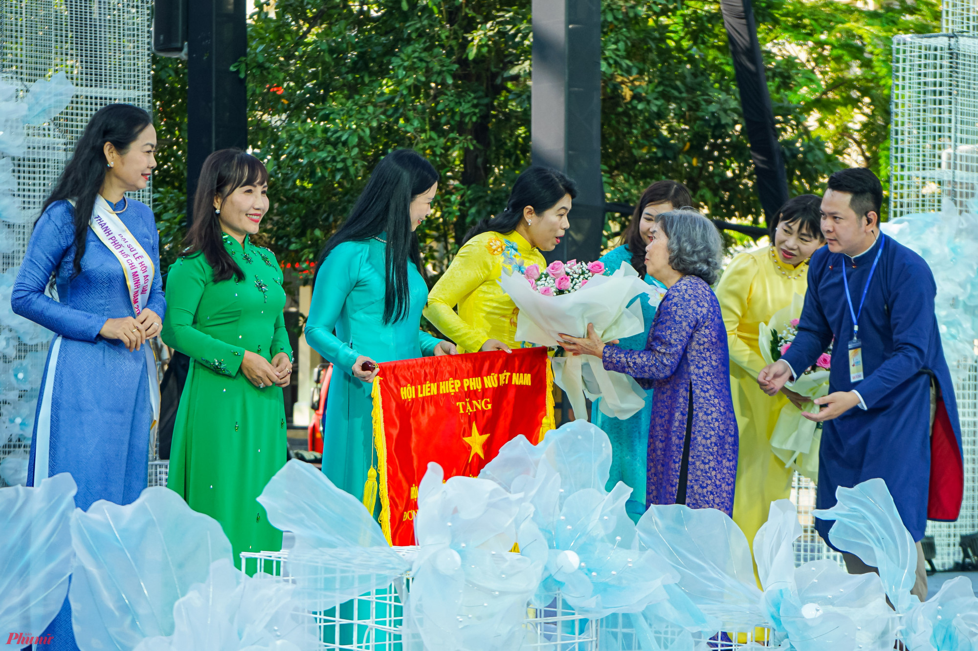 Bên cạnh đó, Hội Liên hiệp Phụ nữ Việt Nam cùng UBND thành phố cũng đã trao tặng cờ thi đua và những phần quà, bằng khen đến chi hội phụ nữ trên địa bàn thành phố.