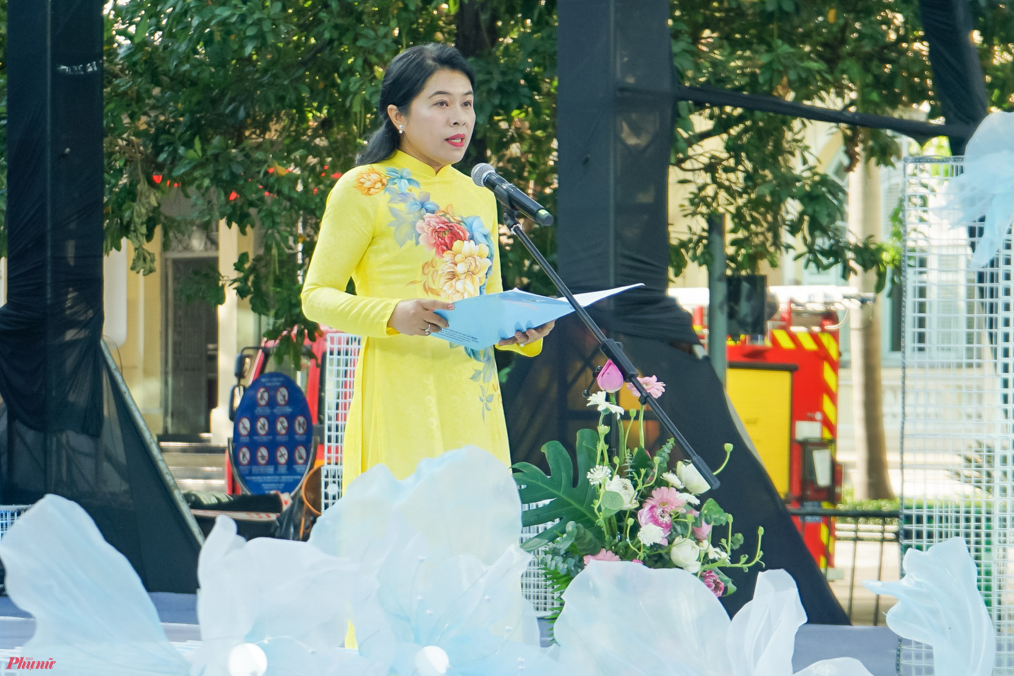 Phát biểu tại chương trình, bà Nguyễn Trần Phượng Trân, Chủ tịch Hội Liên hiệp Phụ nữ TPHCM cho biết: Chương trình đồng diễn không chỉ tôn vinh giá trị truyền thống của tà áo dài mà bên cạnh đó còn tô nét vẻ đẹp dịu dàng của phụ nữ Việt Nam nhân kỷ niệm ngày Quốc tế Phụ nữ 8/3”.