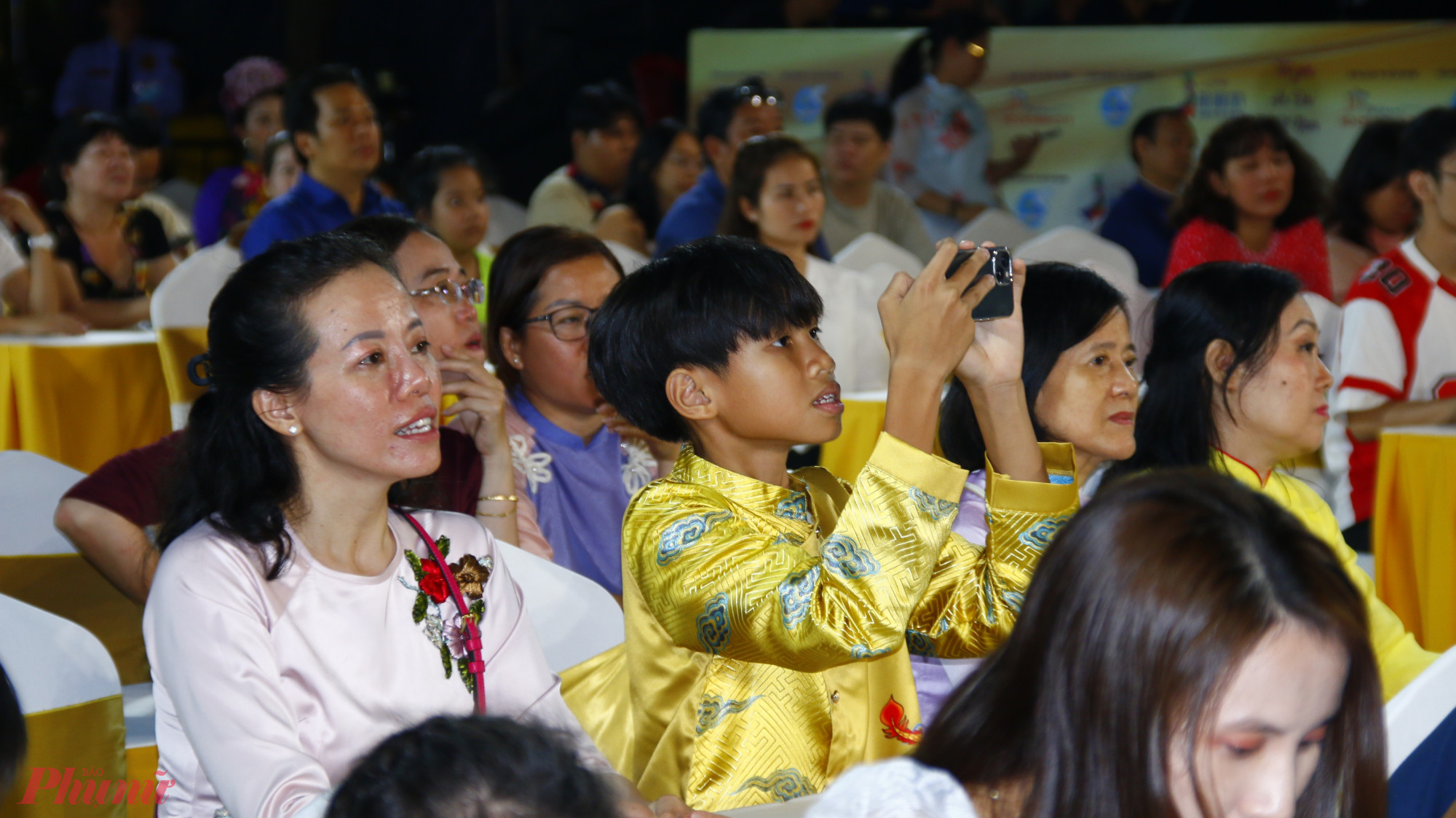 Cuộc thi Duyên dáng Áo dài năm 2024 thu hút đông đảo người dân và du khách nước ngoài tham dự.