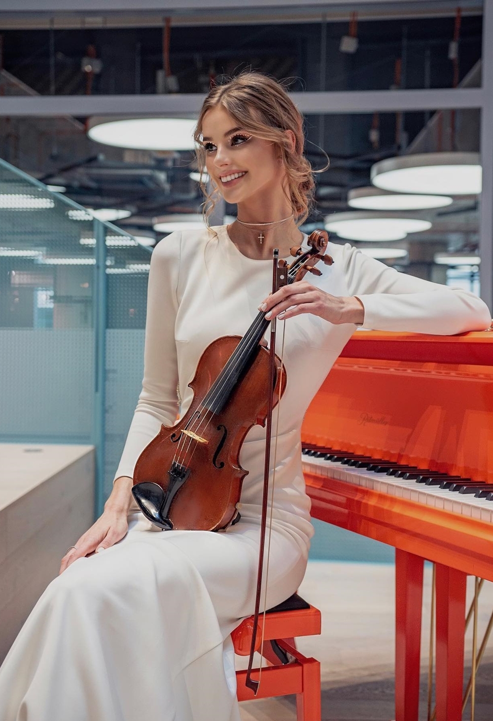 Krystyna Pyszková thích chơi sáo, violin, có thể hát do từng được đào tạo tại một học viện nghệ thuật trong chín năm.