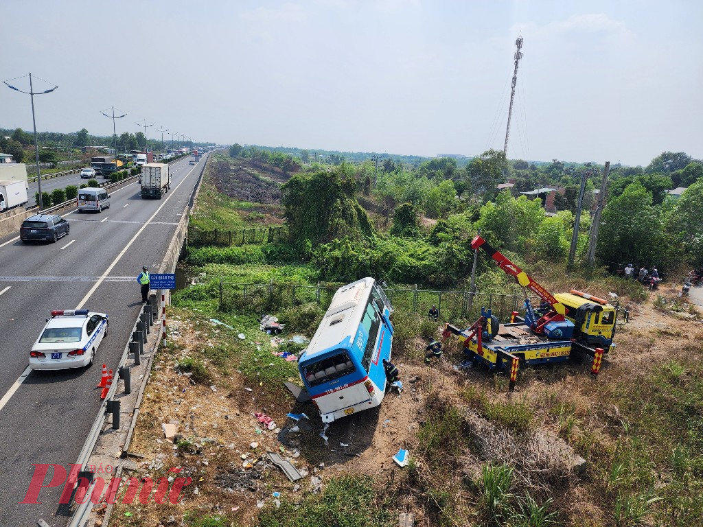 Lực lượng cứu hộ di chuyển xe ra khỏi hiện trường