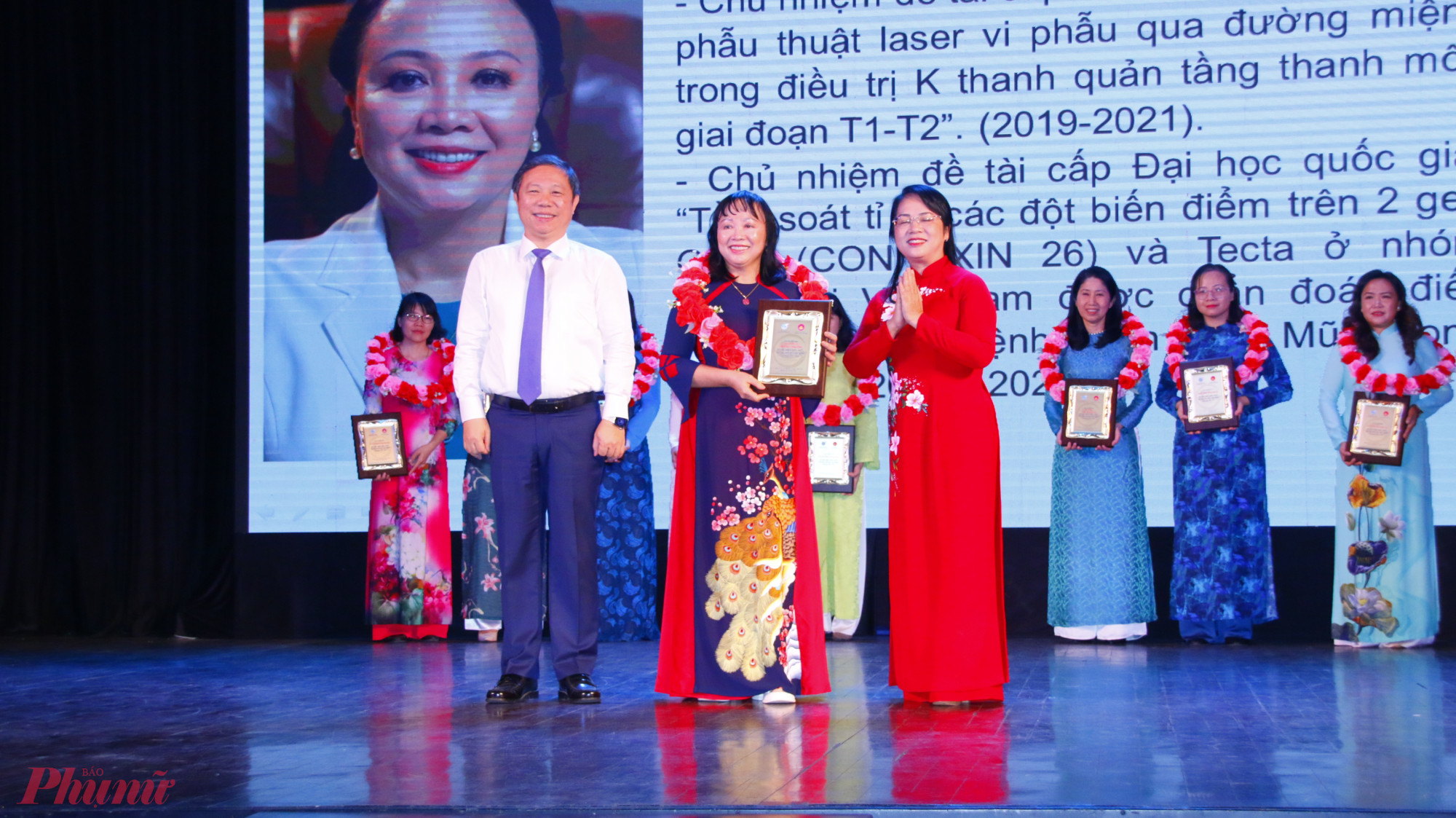 Ông Dương Anh Đức - Phó chủ tịch UBND TPHCM và Trần Kim Yến - Chủ tịch Ủy ban Mặt trận Tổ quốc Việt Nam TPHCM trao hoa và kỷ niệm chương cho Nữ trí thức tiêu biểu TPHCM lần thứ nhất, giai đoạn 2019 - 2024.  
