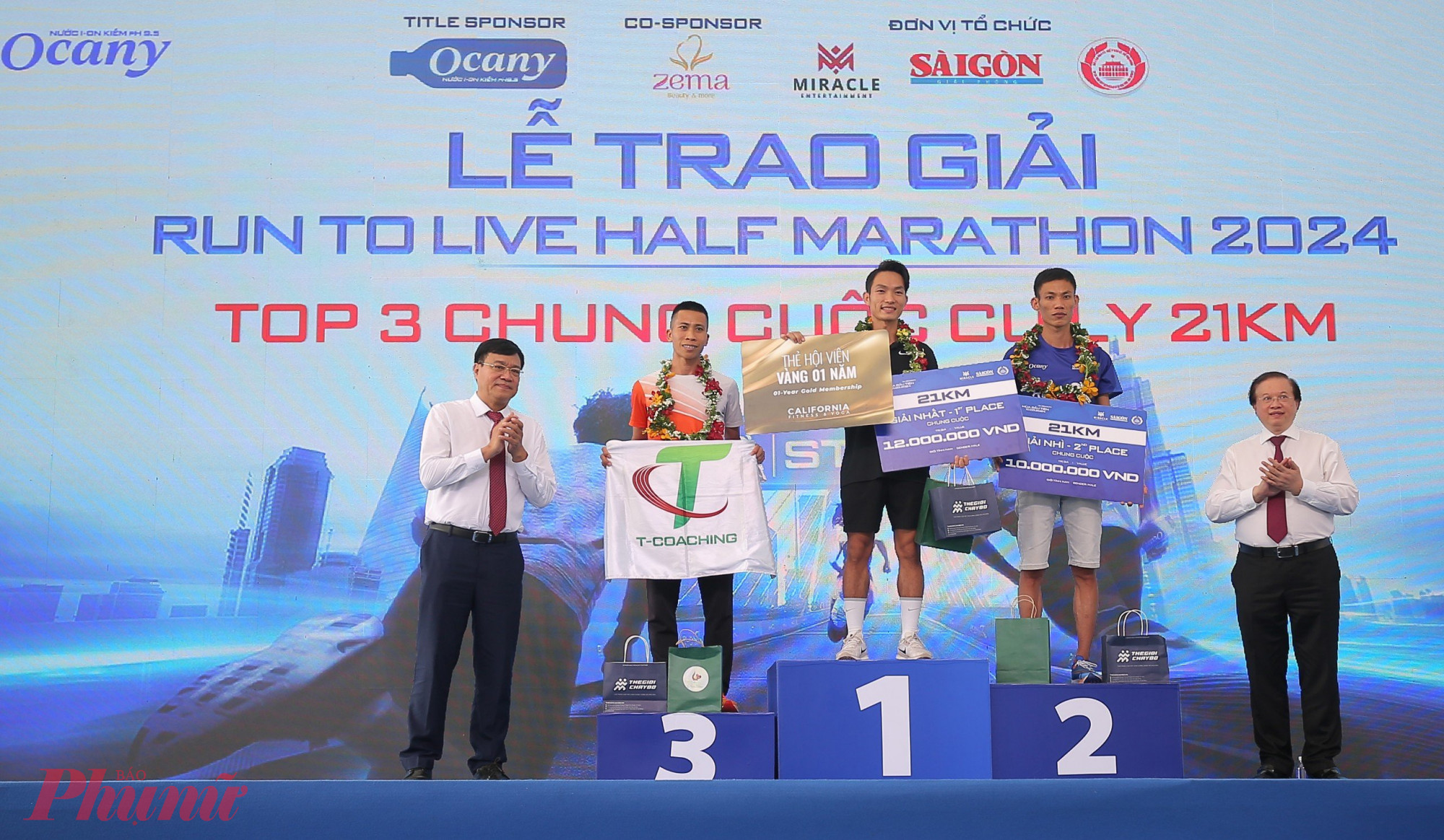 Ở nội dung 21km nam, 'ông hoàng marathon' Hoàng Nguyên Thanh thể hiện đẳng cấp khi đạt vị trí cao nhất.