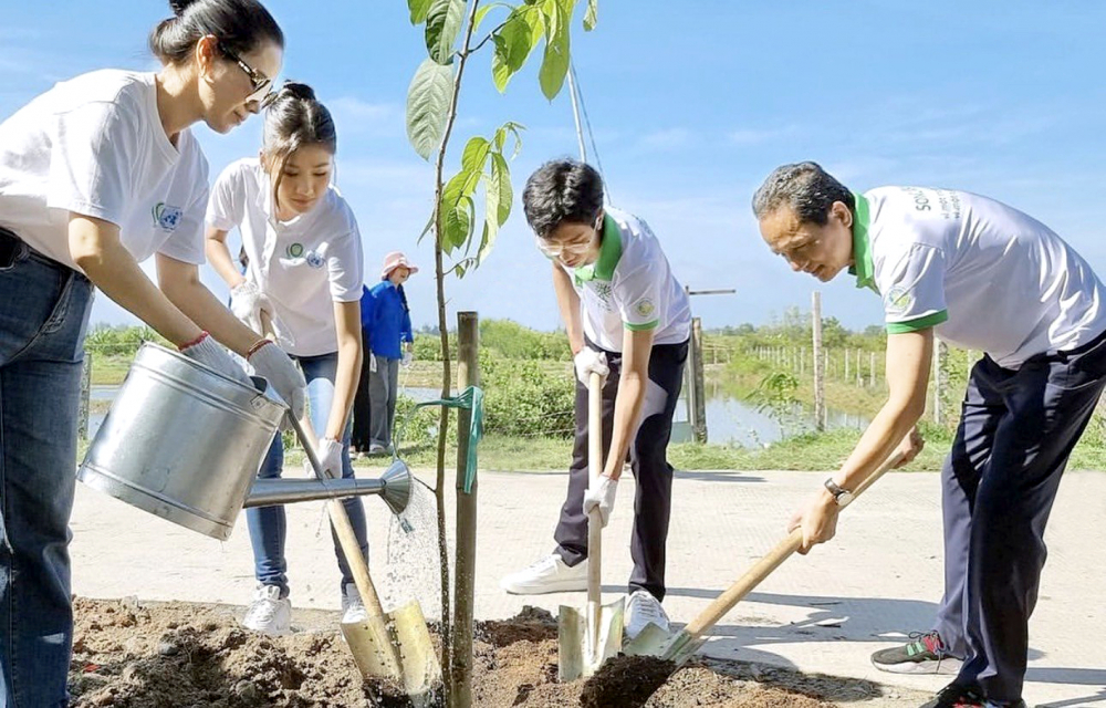 Tác giả (thứ hai từ trái qua) tham gia trồng cây, dọn rác ở Cần Giờ