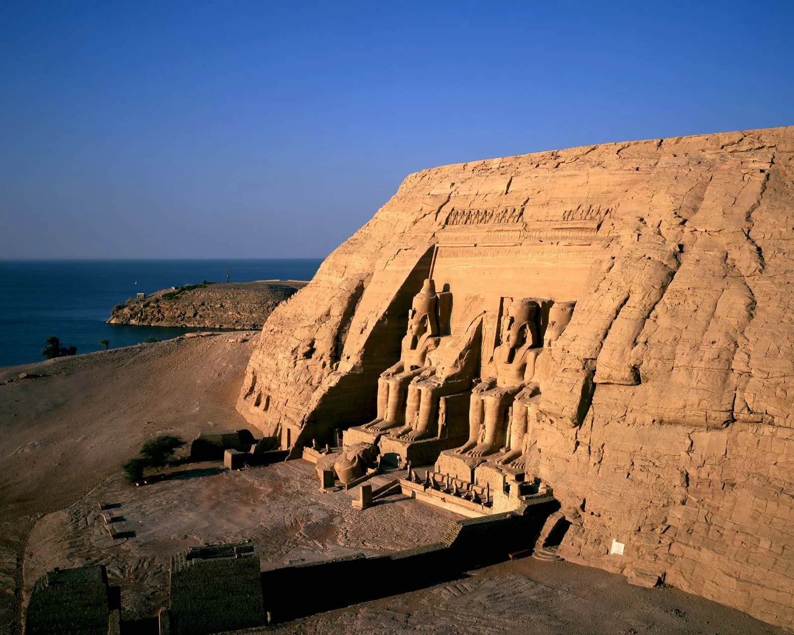  MMM Đền Abu Simbel, Ai CậpBan đầu được chạm khắc trên đá và nằm trên những ngọn đồi linh thiêng Meha và Ibshek ở miền nam Ai Cập gần biên giới Sudan, hai ngôi đền Abu Simbel được Pharaoh Ramses II xây dựng như một phần của chương trình xây dựng vĩ đại ở Nubia, khi đó do Ai Cập kiểm soát. Các cấu trúc ban đầu được hoàn thành vào thế kỷ 13 trước Công nguyên. Thiên niên kỷ sau đó, các ngôi đền được nhà sử học Thụy Sĩ Jean Louis Burckhardt khám phá lại vào năm 1813 và được nhà khảo cổ học người Ý Giovanni Battista Belzoni khai quật vào năm 1817, người đã thành công trong việc loại bỏ cát lấp đầy chúng trước khi mở chúng ra. tới công chúng. Vào những năm 1960, khi nước hồ Nasser dâng cao sau khi xây dựng Đập cao Aswan, các ngôi đền đã được tháo dỡ và xây dựng lại trên vùng đất cao hơn, trên một ngọn đồi nhân tạo, được che chắn khỏi các tác nhân. 